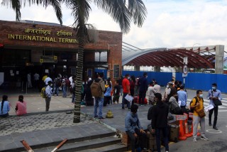 विमानस्थलमा यात्रुको भीड
