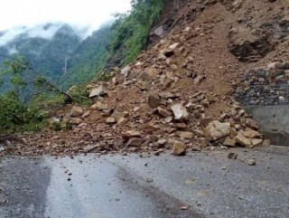      मध्यपहाडी लोकमार्गको पर्वत खण्ड अवरुद्ध