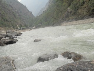 कर्णाली नदी छेउछाउका बस्ती बाढी पहिरोको उच्च जोखिममा