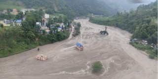 मेलम्चीको बाढीले थप तीन घर बगायो 