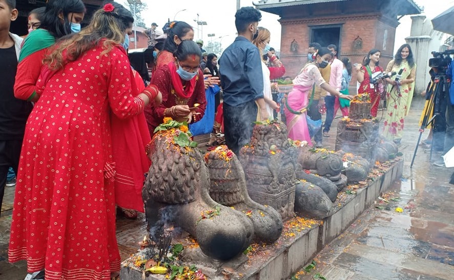 पशुपतिमा महिलाहरुले पूजाआज गरी हरितालिका तीज मनाउँदै (फोटा फिचर)