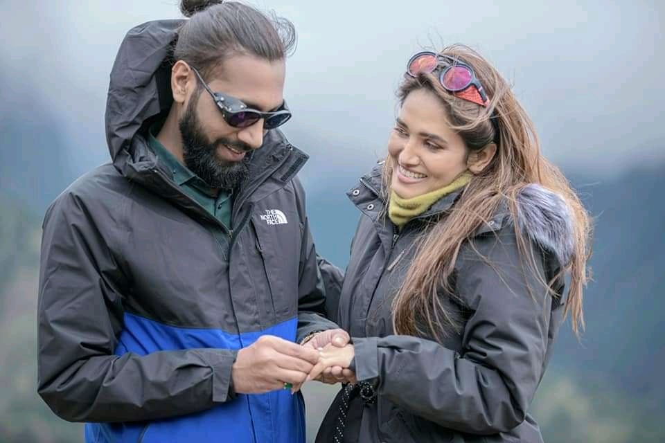 हेलिकप्टरमा खुम्बू पुगेर गायिका इन्दिरा जोशीले गरिन् इंगेजमेन्ट
