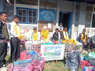 सिङ्गी लामाको पहलमा हेलम्बु सातधार विद्यालयमा शैक्षिक,स्वाथ्यसामाग्री र दुई वटा कम्पुटर हस्तान्तरण