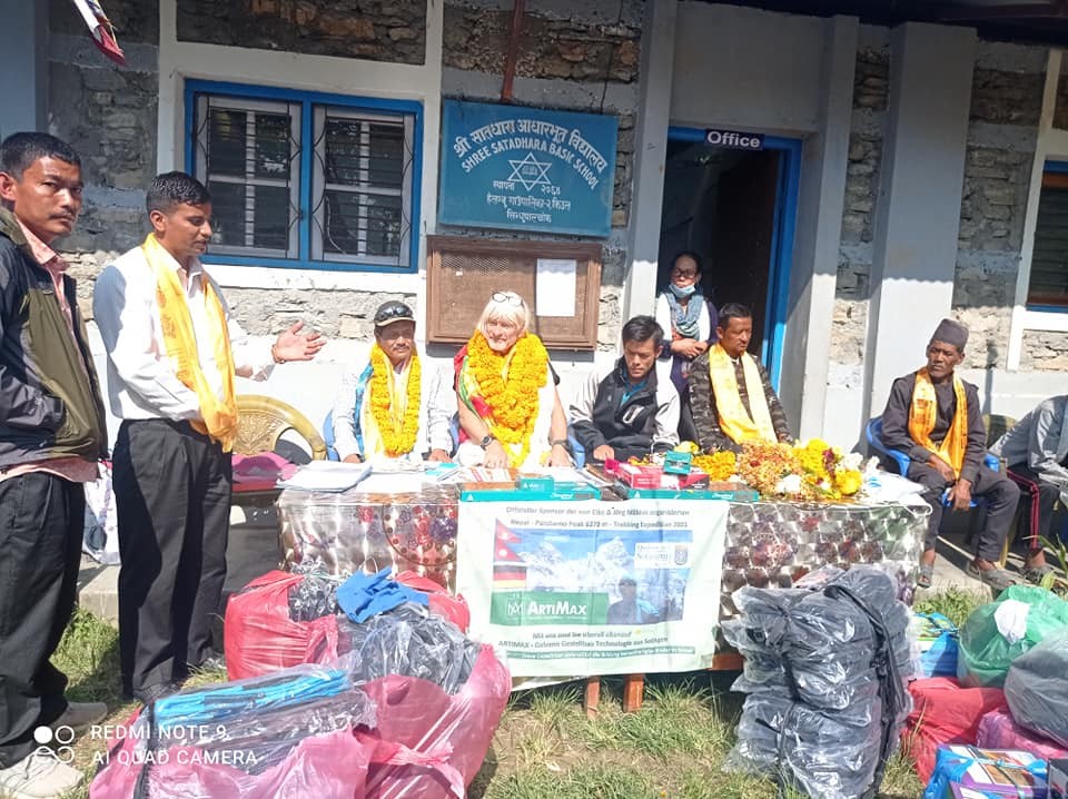 सिङ्गी लामाको पहलमा हेलम्बु सातधार विद्यालयमा शैक्षिक,स्वाथ्यसामाग्री र दुई वटा कम्पुटर हस्तान्तरण