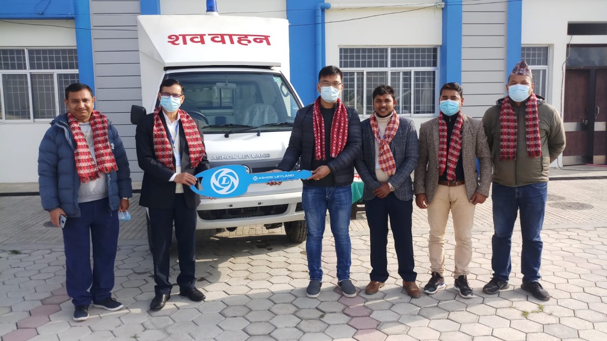नगरपालिका तथा अस्पताललाई अशोक लेलैण्डको शव वाहन हस्तान्तरण