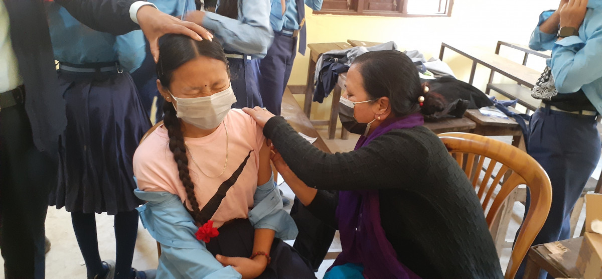 कोरोनाविरुद्धको खोप लगाएका विद्यार्थी भन्छन्– अब कहिल्यै लकडाउन नहोस्