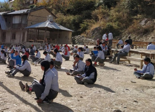 हिमपात भएपछि चिसोले कोठा बाहिर परीक्षा दिँदै हुम्लाका विद्यार्थी