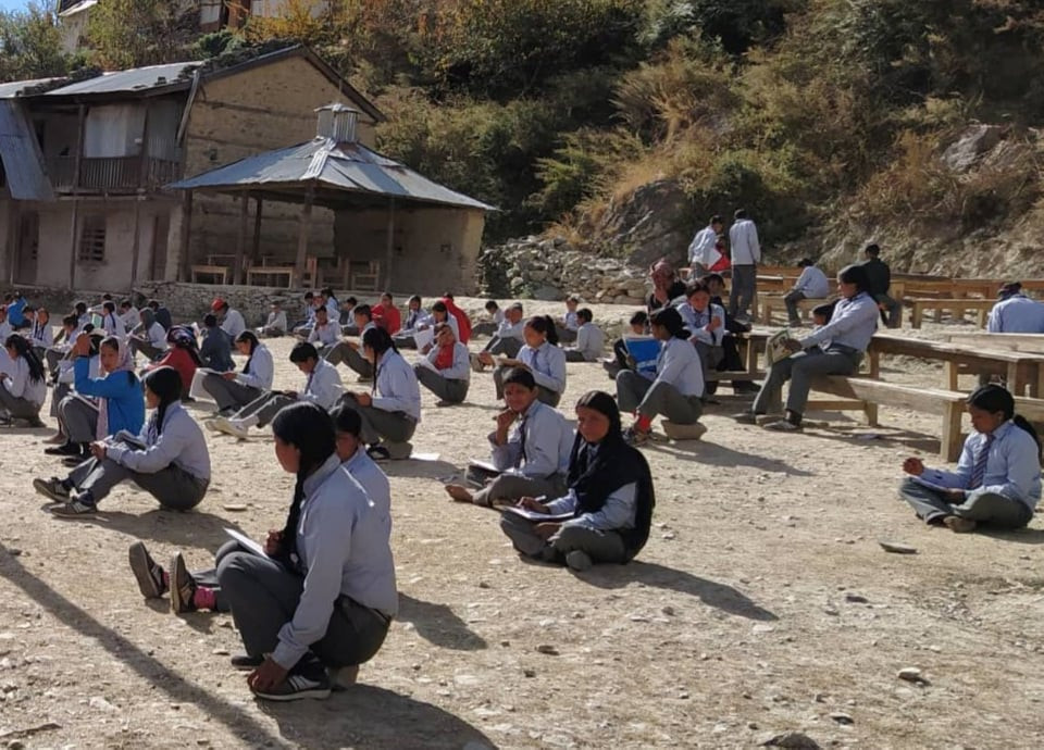 हिमपात भएपछि चिसोले कोठा बाहिर परीक्षा दिँदै हुम्लाका विद्यार्थी