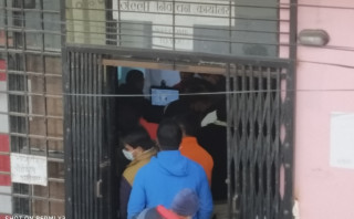 सरकारी कार्यालयमा सेवाग्राहीको चाप,  प्रशासनमा आलोपालो प्रणाली लागू हुने