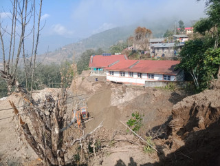 अस्पतालको घडेरी सम्याउँदा स्वास्थ्य केन्द्रको भवन क्षतिग्रस्त