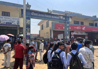 अश्लिल भिडियो देखाएर छात्रालाई दुर्व्यवहार गरेको भन्दै जनक माविका विद्यार्थी आन्दोलित