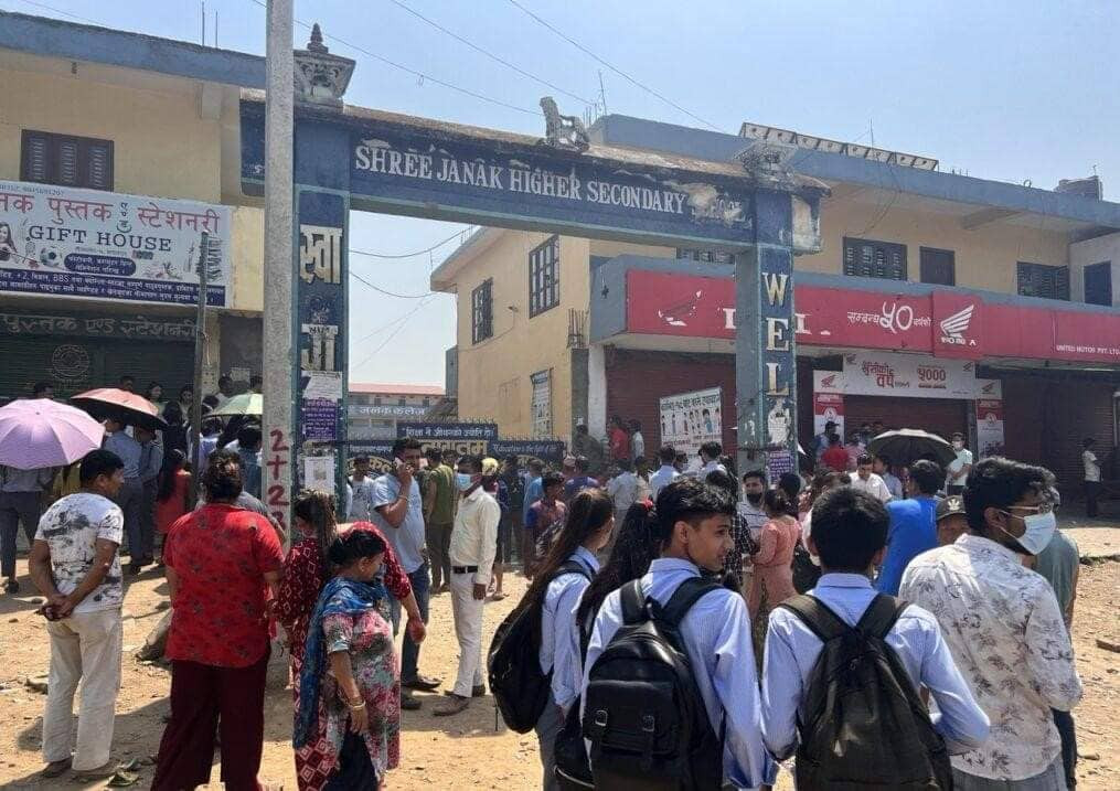 अश्लिल भिडियो देखाएर छात्रालाई दुर्व्यवहार गरेको भन्दै जनक माविका विद्यार्थी आन्दोलित