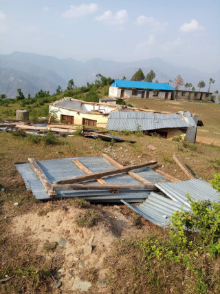 स्कुल खुल्ने बेलामा हावाहुरीले स्कुलको छानो उडायो