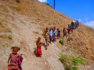 जोखिम मोलेर विद्यालय पुग्छन् मुगुका बालबालिका