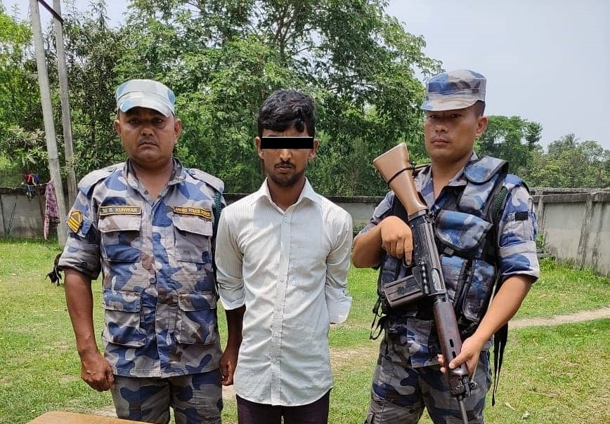 सशस्त्र प्रहरीद्वारा अमेरिकन पेस्तोल र गोलीसहित एक जना