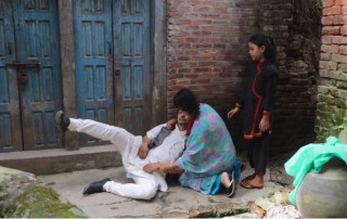 मध्यपानबाट टाढै बस्नुपर्ने सन्देशका रक्शी नै नसा हाेकी सार्वजनिक