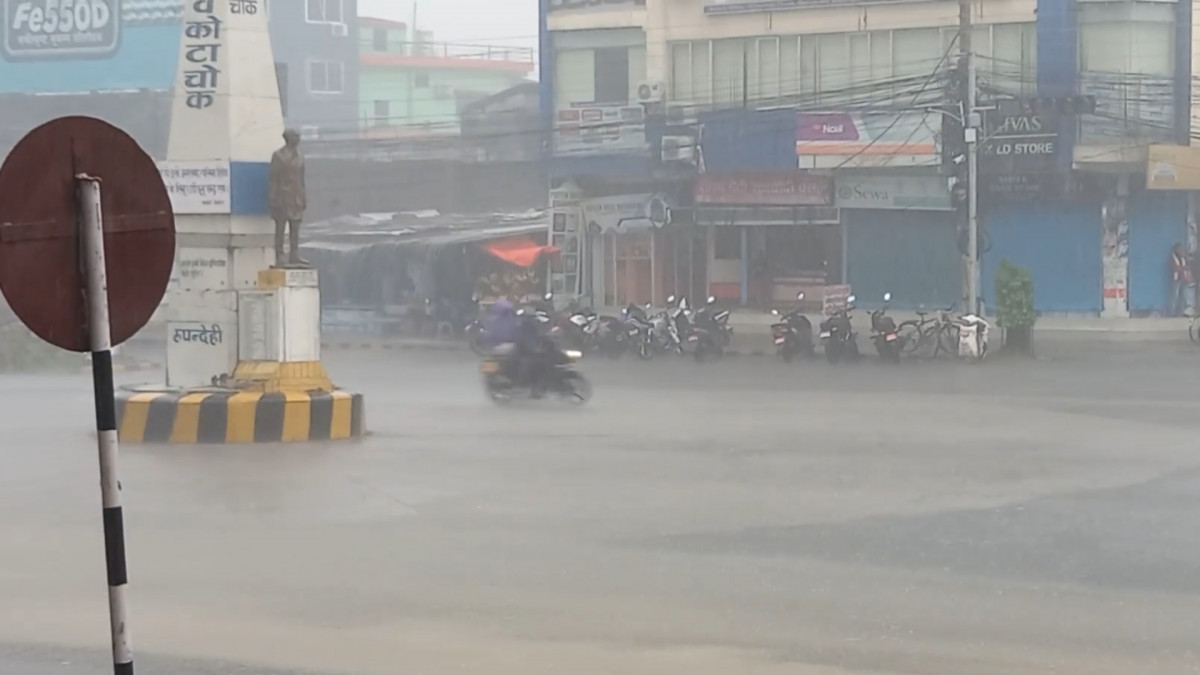 वर्षाले भैरहवाका बजार जलमग्न