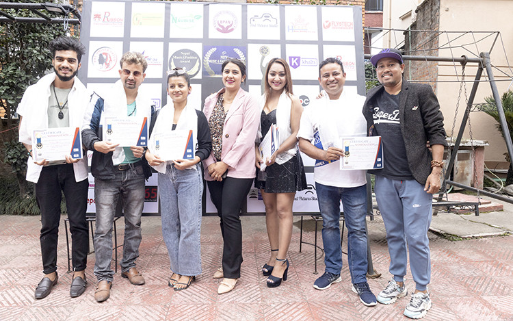 म्युजिक एण्ड फेसन अवार्डका मनोनितलाई प्रमाणपत्र
