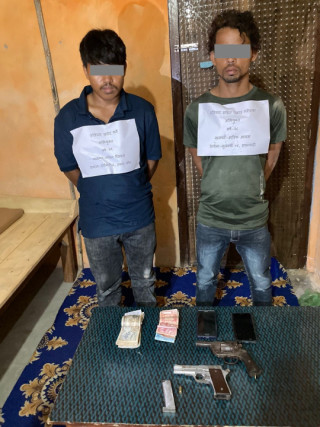 पेस्तोलसहित सशस्त्र प्रहरीद्वारा दुई जना पक्राउ