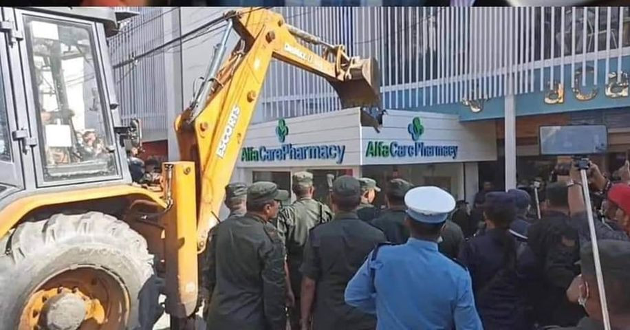 अवैध संरचना भत्काउँदै काठमाडौं महानगर