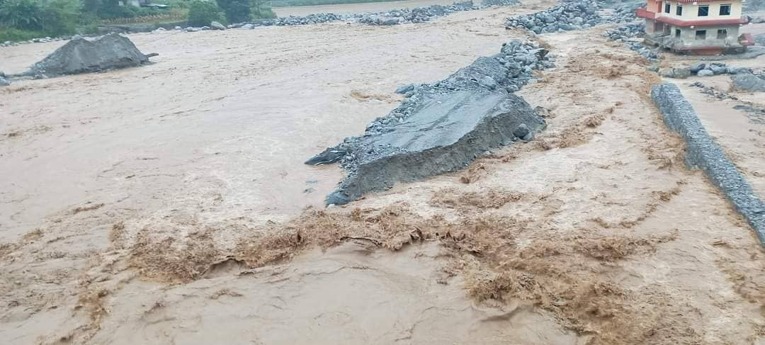 मेलम्ची–हेलम्बु सडक अवरुद्ध, सतर्कता अपनाउन अनुरोध