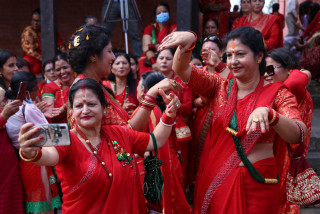 तीज- मौलिकता गुम्दै, विकृति मौलाउँदै