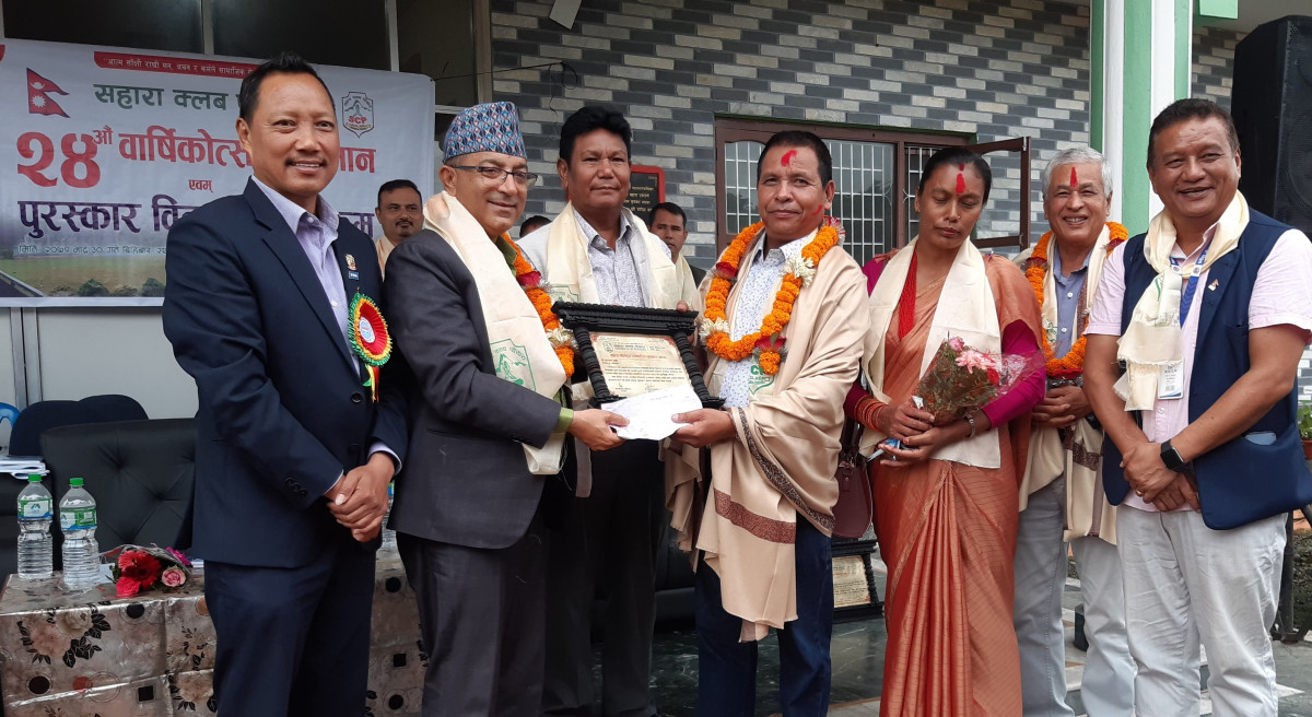 फुटबल खेलाउँदै एकेडेमी चलाउँदै सहारा