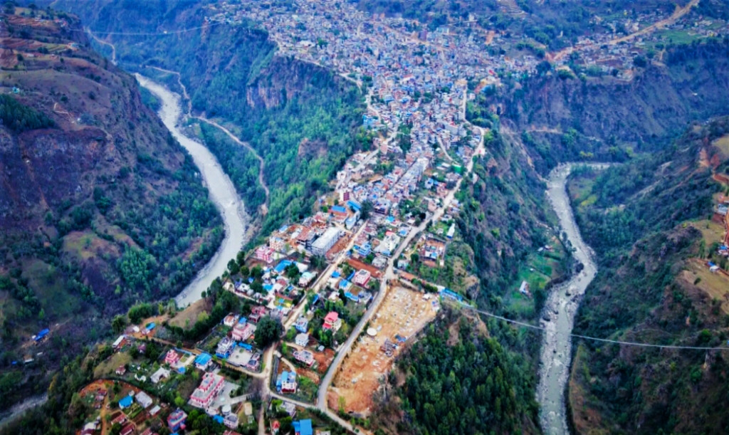 राजमार्ग खुलेको तीन दशकमा पनि बनेन बसपार्क