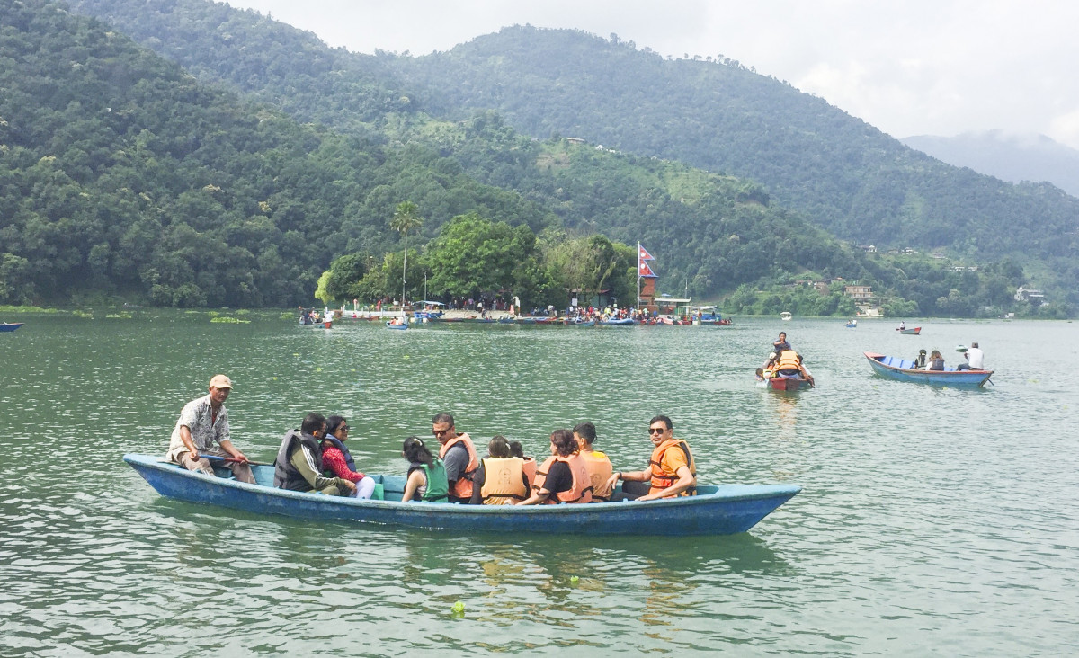 दसैँ-तिहारसँगै डुङ्गा व्यवसायी व्यस्त