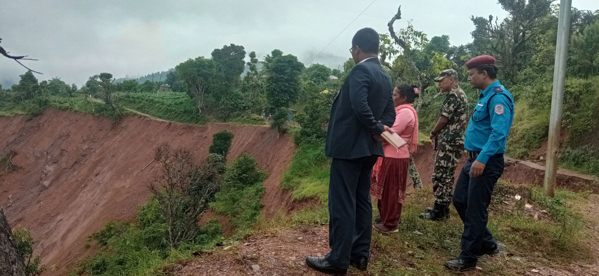 पहिरो पीडित भन्छन् : ‘रातभर निद्रा लाग्दैन, पहिरोको आवाजले झस्काइरहन्छ’