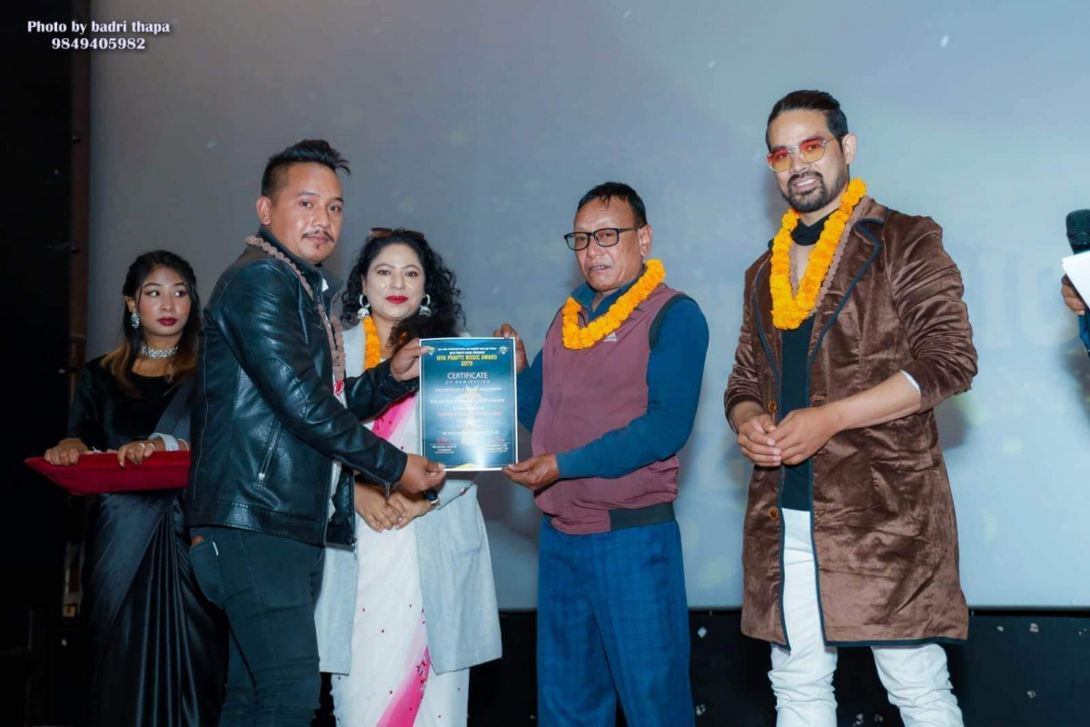 आर्यन कार्कीलाई सर्वोत्कृस्ट नव मोडल (लोक दोहोरी) अवार्ड
