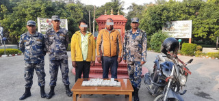 श्रोत नखुलेको रुपैयाँसहित सशस्त्र प्रहरीद्वारा दुई जना नियन्त्रण