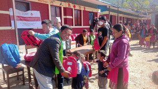 हेल्पद्वारा गुन्साका ६७० विद्यार्थीलाई शैक्षिक सामाग्री वितरण