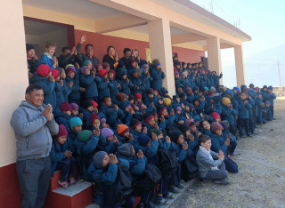 निङ्मादावा फाउण्डेशन द्धारा विद्यार्थीलाई न्यानो कपडा वितरण