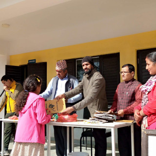 कुमार आचार्यद्वारा उत्कृष्ट २० विद्यार्थीका लागि स्टेशनरी सामान वितरण