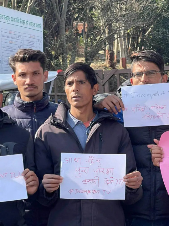 परीक्षा तालिका परिमार्जनको माग गर्दै परीक्षा नियन्त्रण कार्यालय अगाडि नेविसंघको प्रदर्शन