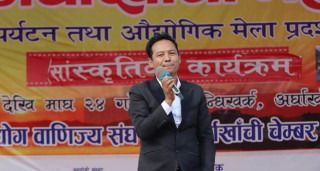 अर्घाखाँचीमा गायक पंगेनीले  महोत्सवमा दर्शककाे मन जित्दै