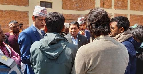मिटर ब्याज पीडितलाई उपप्रधानमन्त्री श्रेष्ठले भने - माग सम्बोधन हुन्छ, घर फर्किनुहोस्