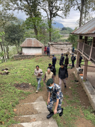 पुर्बप्रम तथा नेसपा अध्यक्ष डा.भट्टराई  गोरखामा भेटघाट र  रायसुझाव लिदै