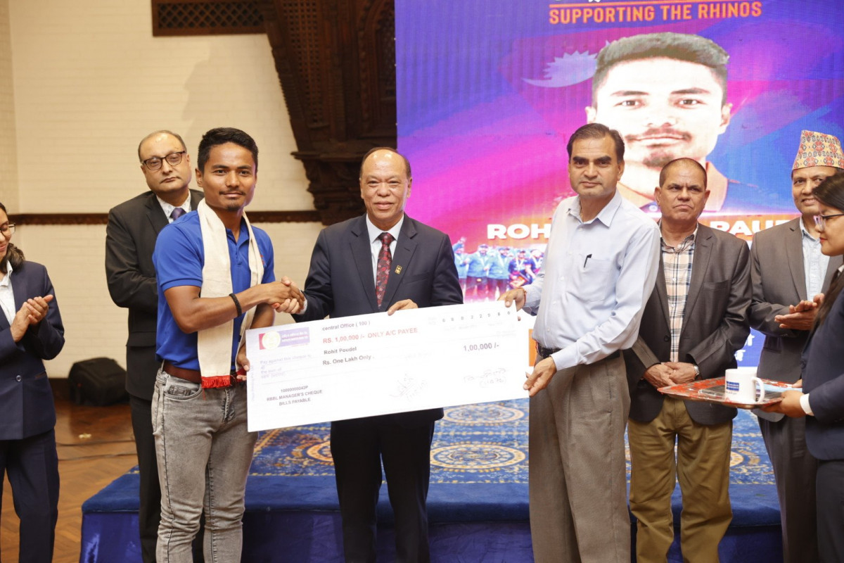 राष्ट्रिय वाणिज्य बैंकद्वारा राष्ट्रिय क्रिकेट टीमका खेलाडीलाई १/१ लाख रुपैयाँ नगद प्रदान