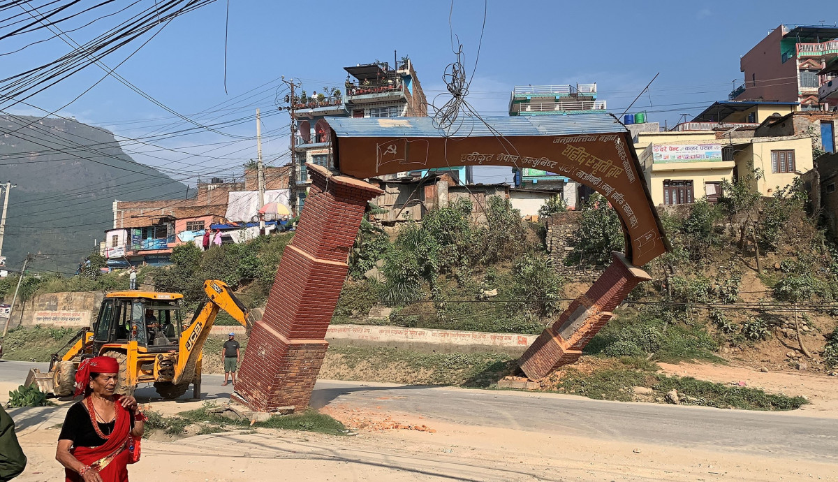 राजमार्ग विस्तारका लागि भत्काइयो सहिदगेट