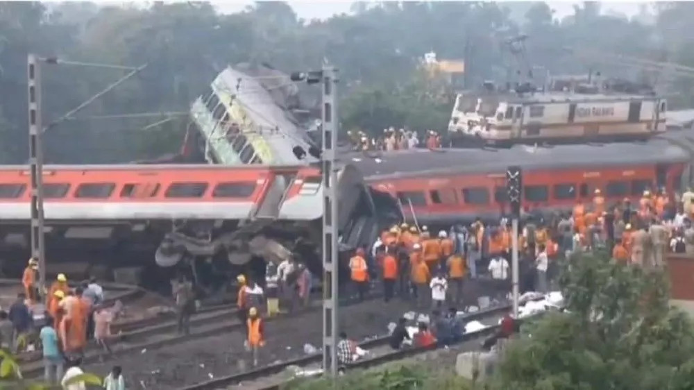 भारतको ओडिशामा भयानक रेल दुर्घटना, २३३ जनाको मृत्यु, ९ सय यात्रु घाइते