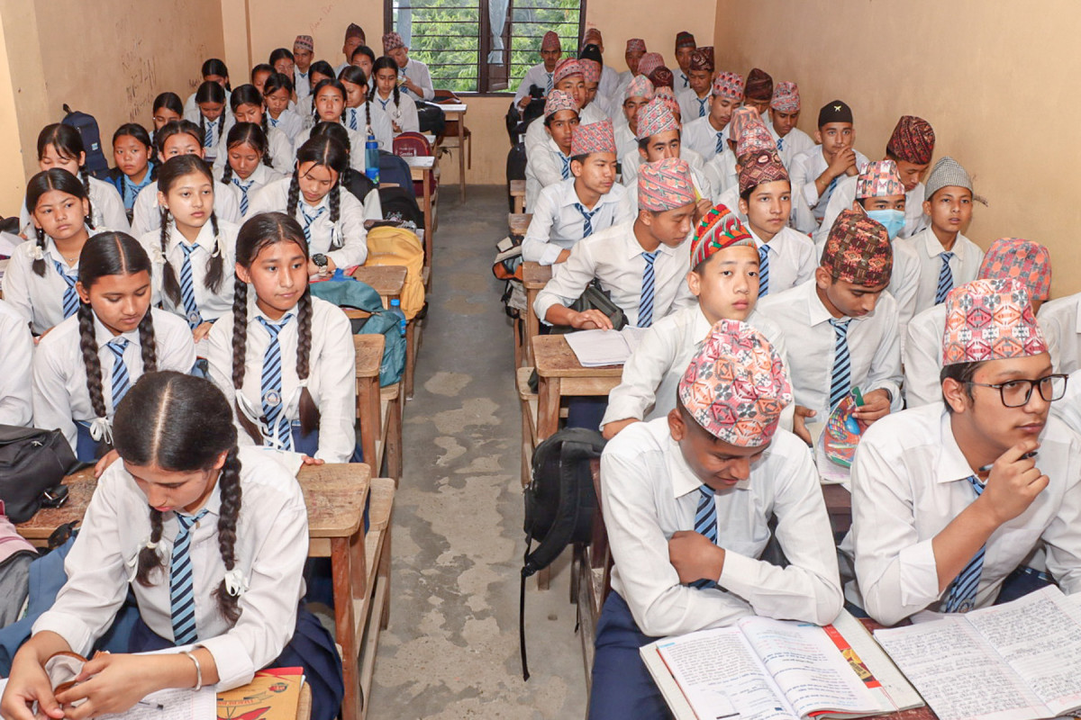 छात्र विद्यार्थीलाई नेपाली टोपी अनिवार्य