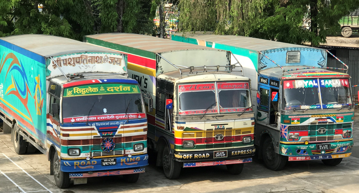 बिलबिजक भन्दा बढीको सामानसहित तीन वटा ट्रक सशस्त्र प्रहरीको नियन्त्रणमा 