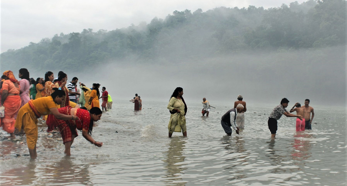 देवघाटधाममा स्नान गर्नेको भीड