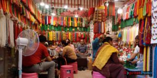 साउन महिना सुरु भएसंगै हरियो चुरा पोते किन्नेको भिड (तस्वीरहरू)