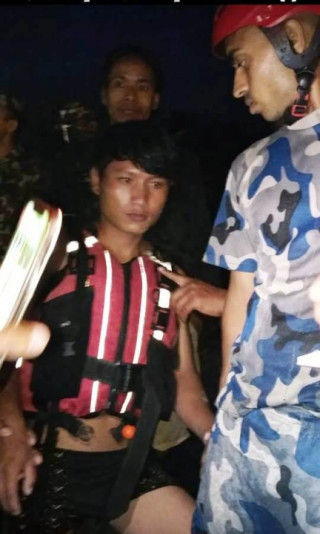 पौडी खेल्ने क्रममा नदिको बिच भागमा अड्किएका व्यक्तिको सकुशल उद्वार 