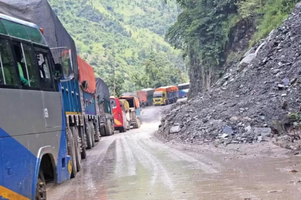 नारायणगढ-मुग्लिन सडकको भित्तो काट्ने काम अन्तिम चरणमा