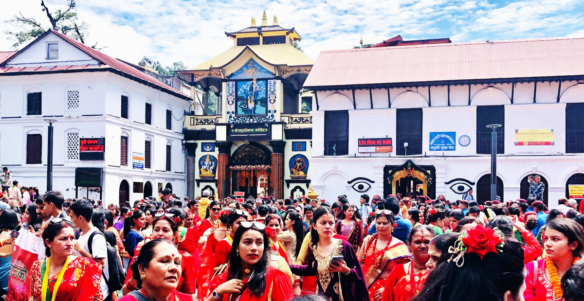 पशुपति क्षेत्रमा दर्शन गर्न आउने दर्शनार्थीको रुचि सेल्फी, टिकटकमा