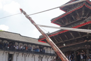 आज बिहान १०:३७ बजेको साइतमा बिधिवत रुपमा इन्द्रजात्राको लिंगो ठडाइयो(तस्वीरहरु)